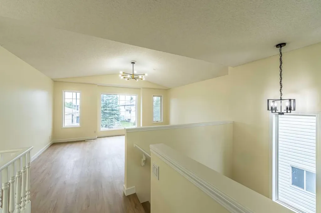 30 Somerside Manor SW Calgary AB T2Y3G5
