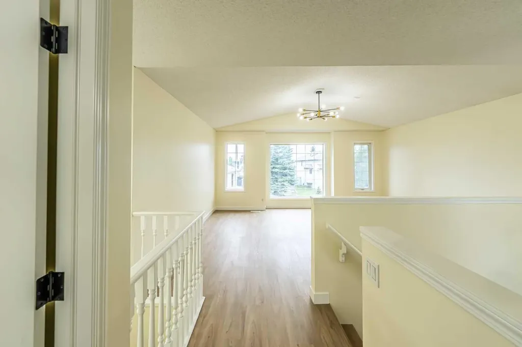 30 Somerside Manor SW Calgary AB T2Y3G5