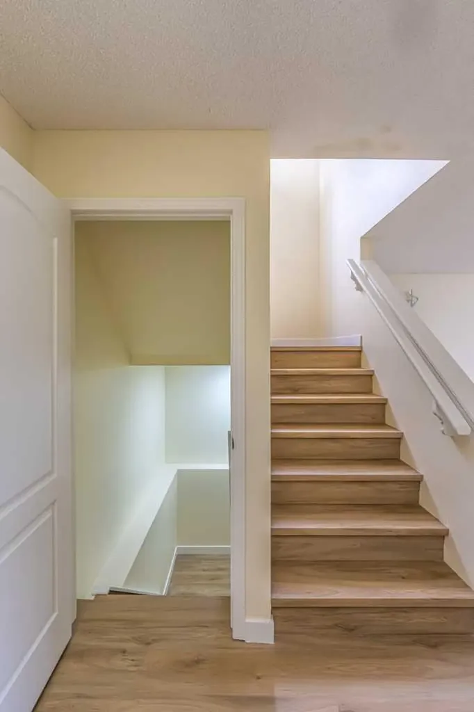 30 Somerside Manor SW Calgary AB T2Y3G5