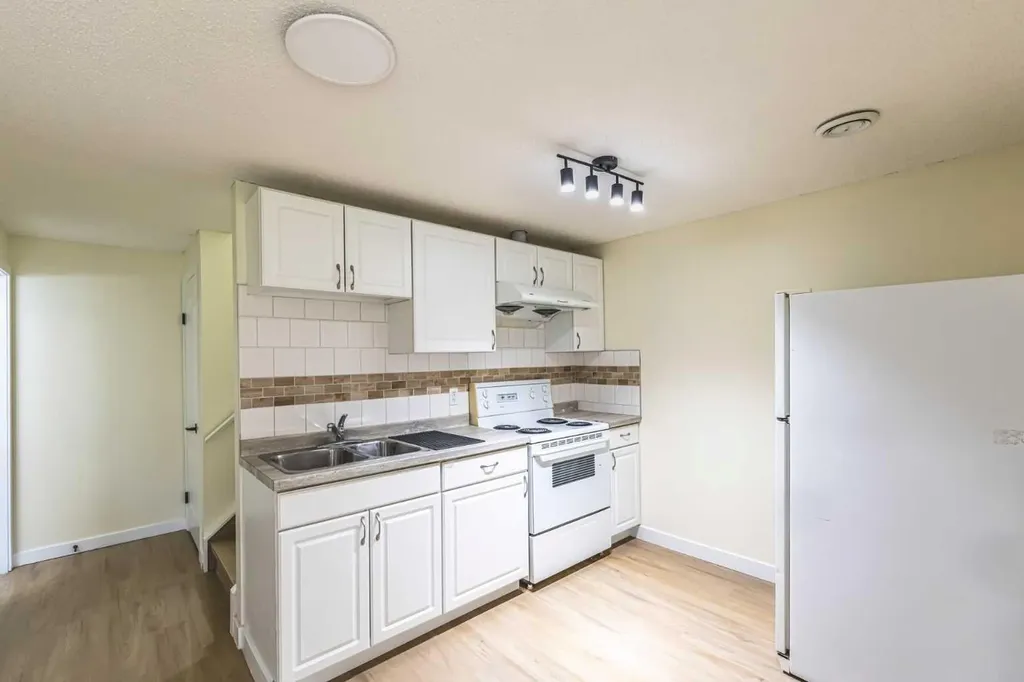 30 Somerside Manor SW Calgary AB T2Y3G5