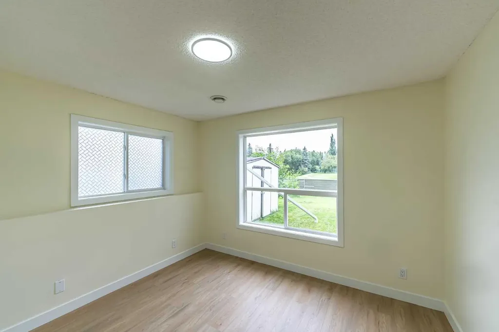 30 Somerside Manor SW Calgary AB T2Y3G5
