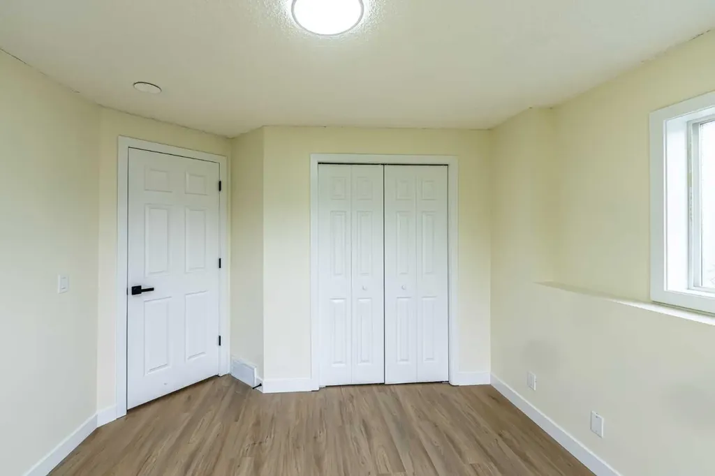 30 Somerside Manor SW Calgary AB T2Y3G5