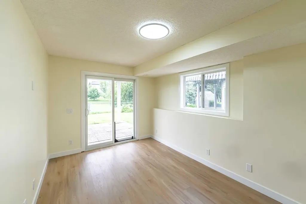 30 Somerside Manor SW Calgary AB T2Y3G5