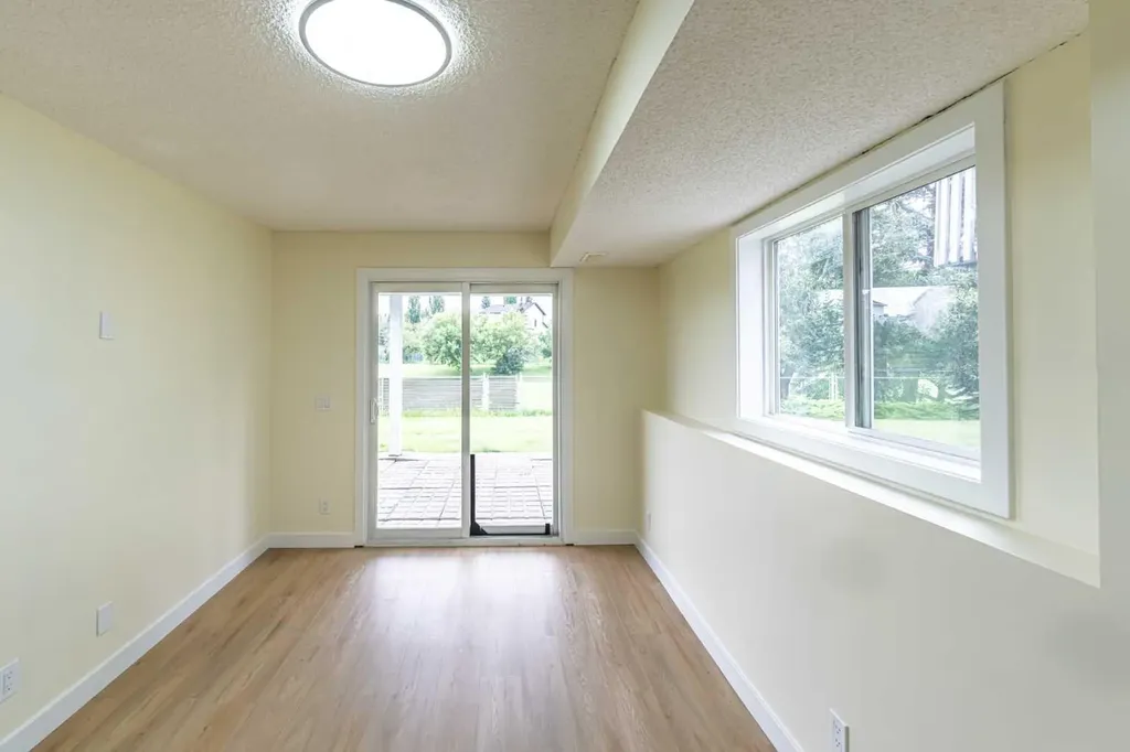 30 Somerside Manor SW Calgary AB T2Y3G5