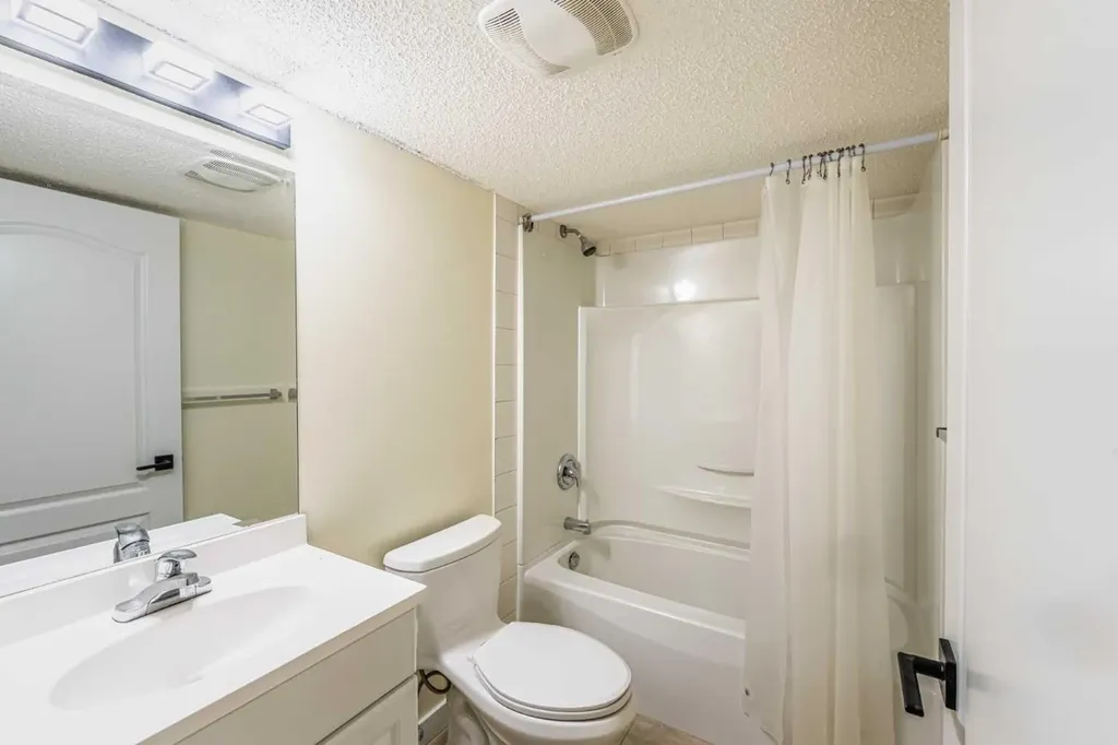 30 Somerside Manor SW Calgary AB T2Y3G5