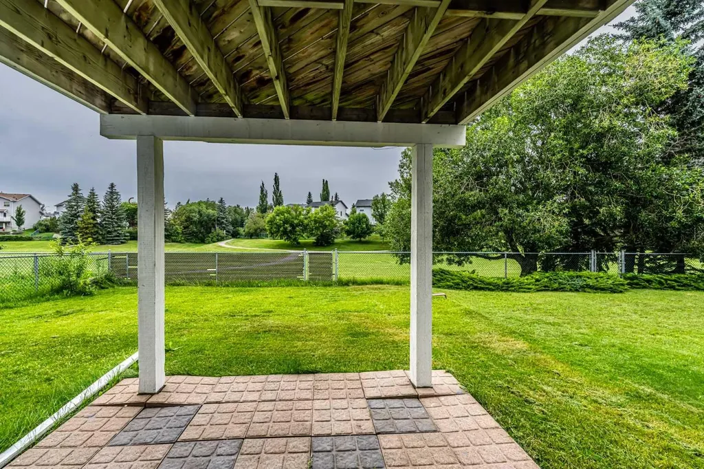 30 Somerside Manor SW Calgary AB T2Y3G5