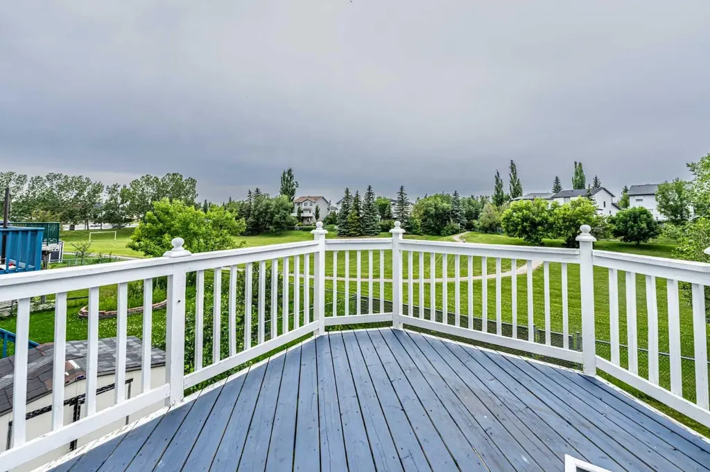 30 Somerside Manor SW Calgary AB T2Y3G5