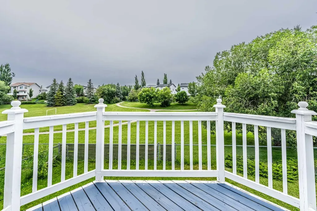 30 Somerside Manor SW Calgary AB T2Y3G5