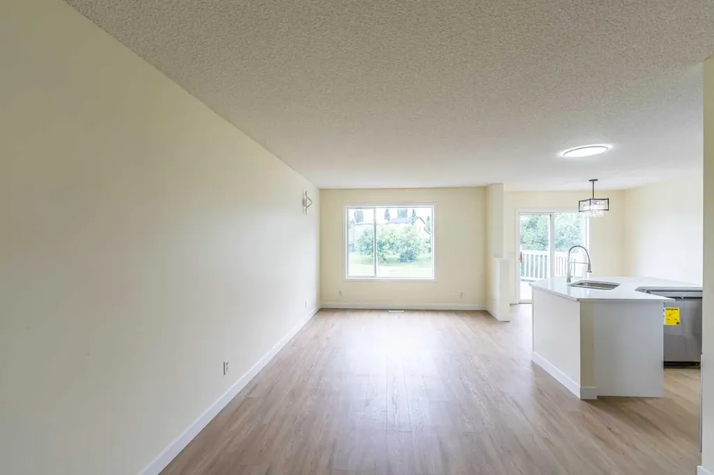 30 Somerside Manor SW Calgary AB T2Y3G5