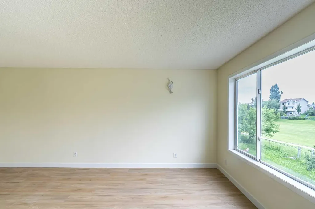30 Somerside Manor SW Calgary AB T2Y3G5