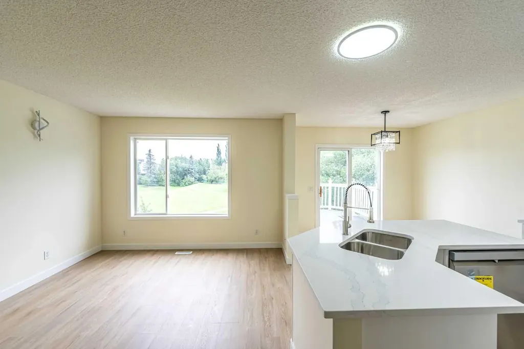 30 Somerside Manor SW Calgary AB T2Y3G5