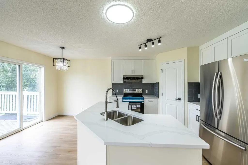 30 Somerside Manor SW Calgary AB T2Y3G5