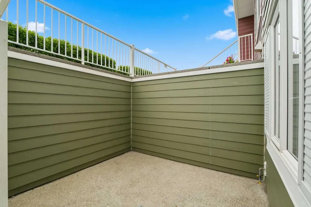 550 Mckenzie Towne Close SE Calgary AB T2Z 1A8
