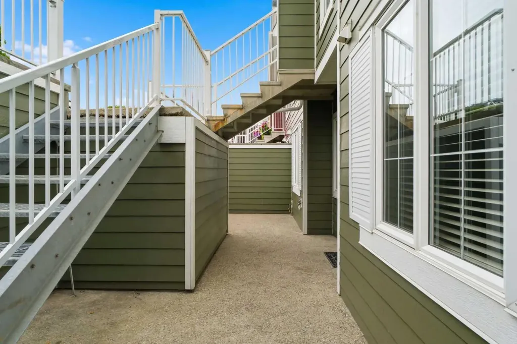 550 Mckenzie Towne Close SE Calgary AB T2Z 1A8