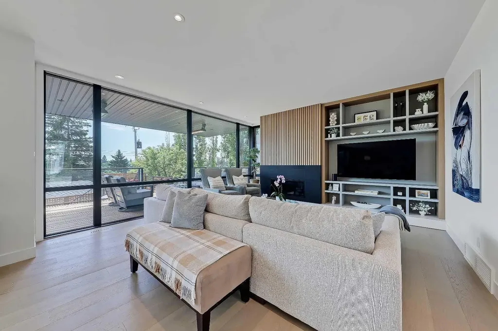 159 Rosery Drive NW Calgary AB T2K 1L8