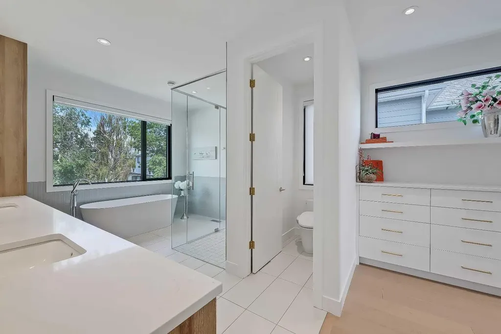 159 Rosery Drive NW Calgary AB T2K 1L8