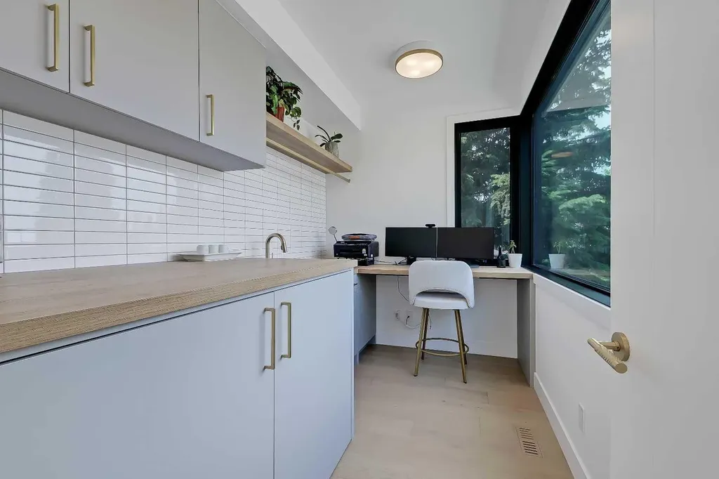 159 Rosery Drive NW Calgary AB T2K 1L8