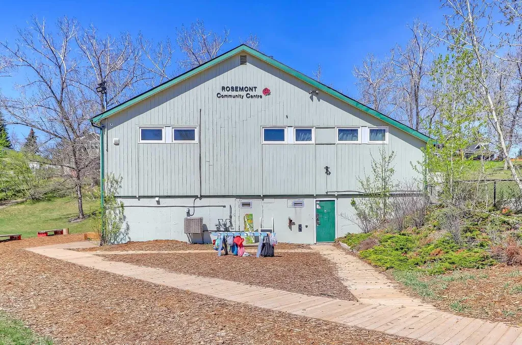159 Rosery Drive NW Calgary AB T2K 1L8