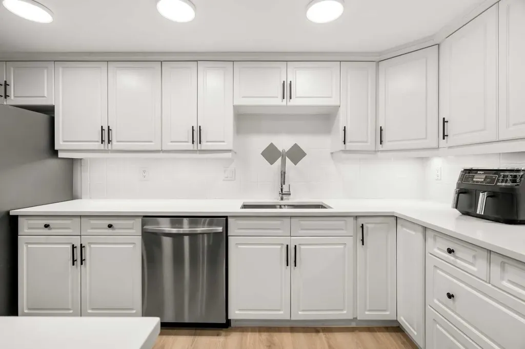 2425 90 Avenue SW Calgary AB T2V4X8