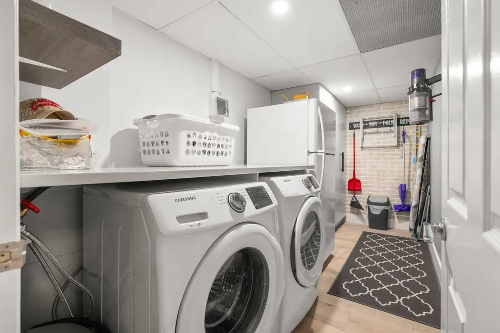 2425 90 Avenue SW Calgary AB T2V4X8
