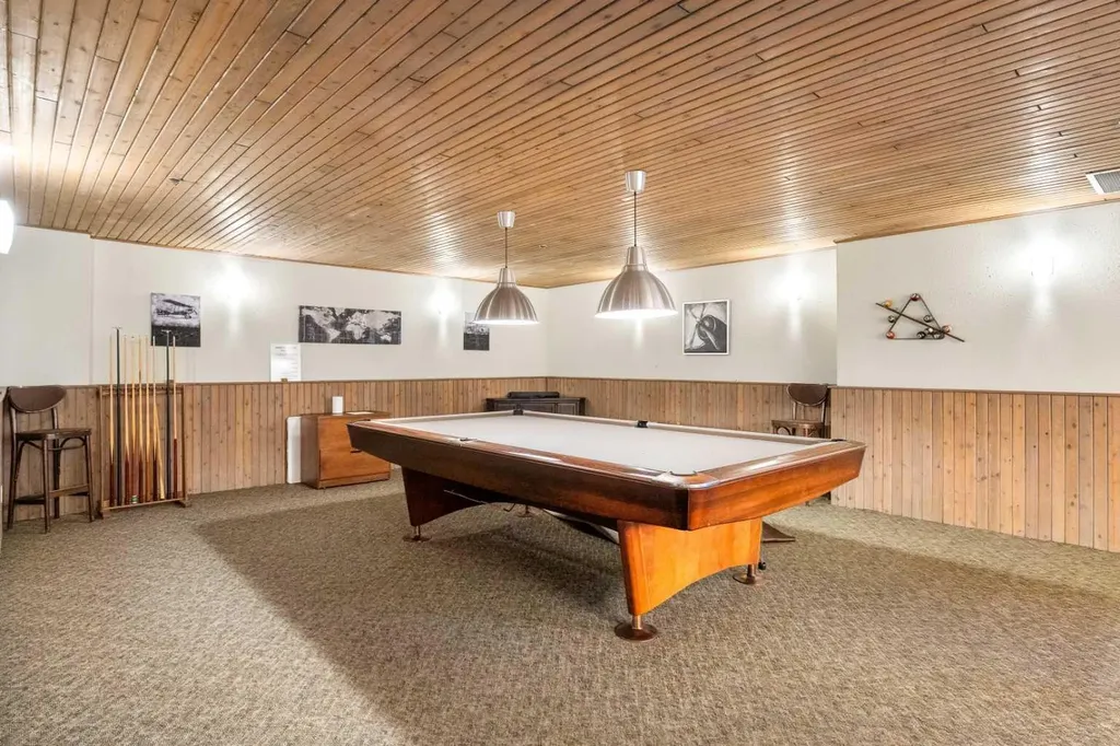 2425 90 Avenue SW Calgary AB T2V4X8
