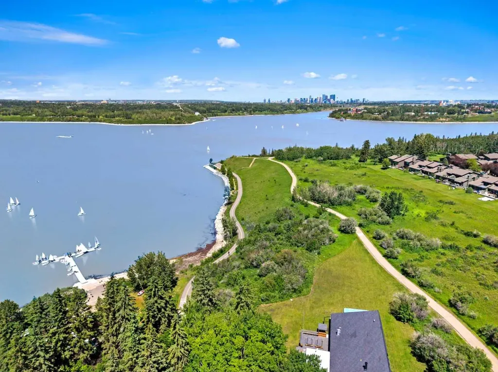 2425 90 Avenue SW Calgary AB T2V4X8