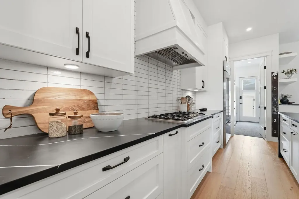 736 35 Street NW Calgary AB T2N 2Z5