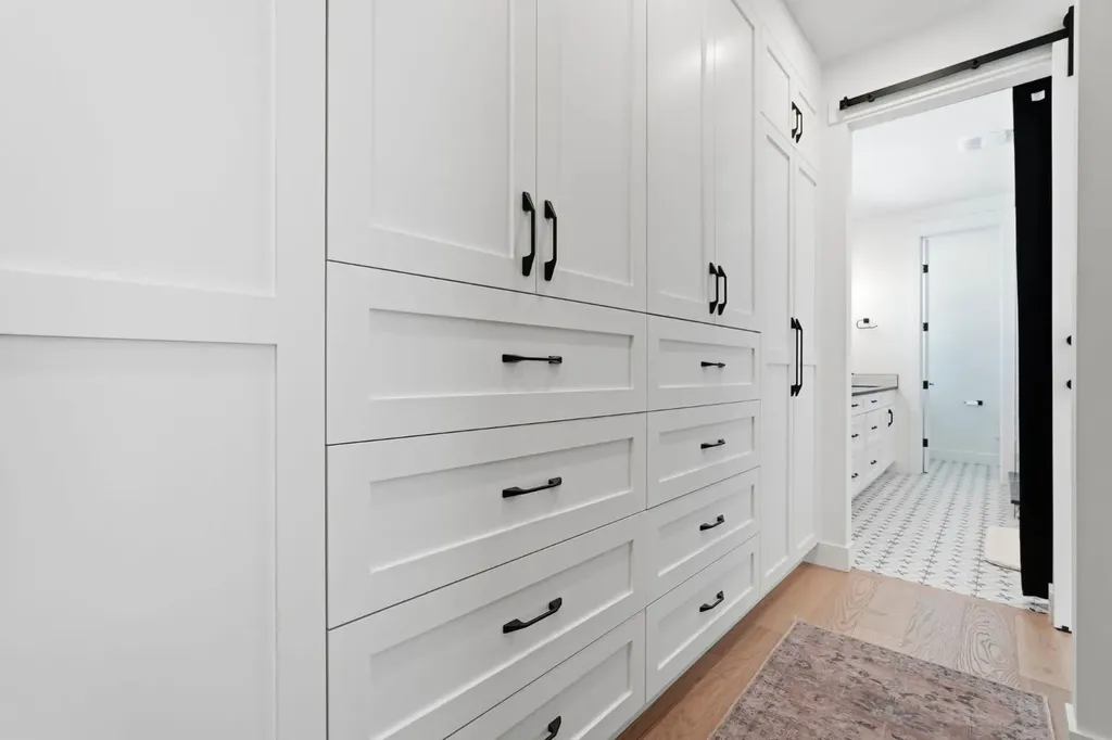 736 35 Street NW Calgary AB T2N 2Z5