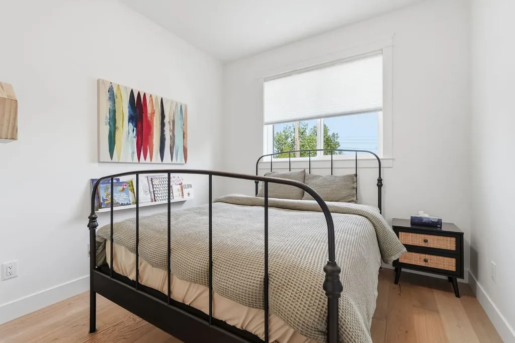 736 35 Street NW Calgary AB T2N 2Z5