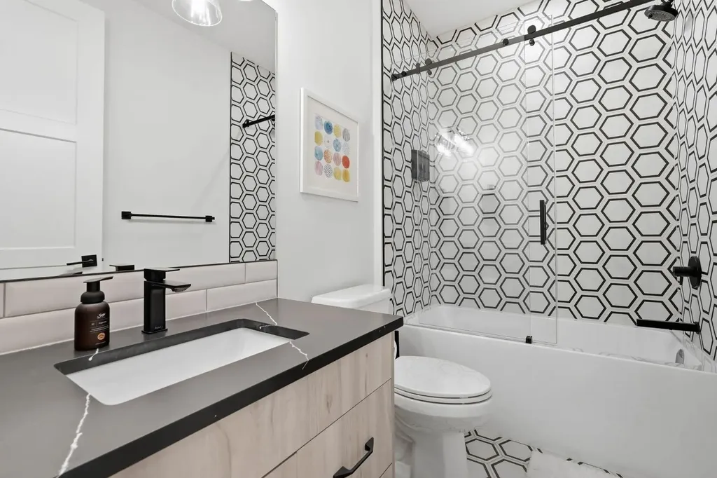 736 35 Street NW Calgary AB T2N 2Z5