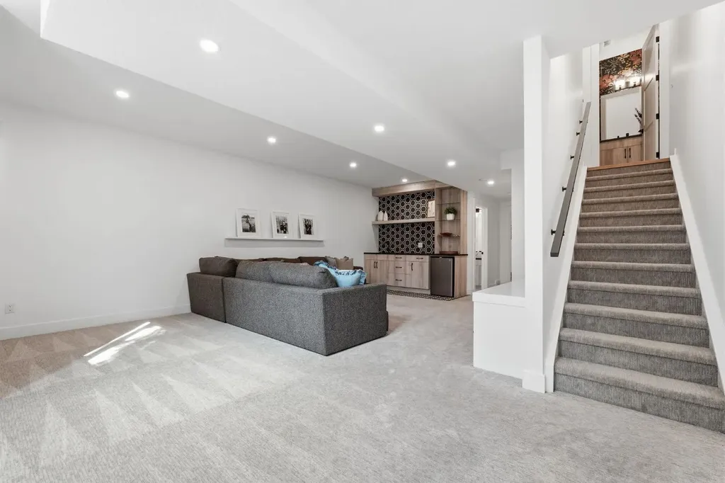 736 35 Street NW Calgary AB T2N 2Z5