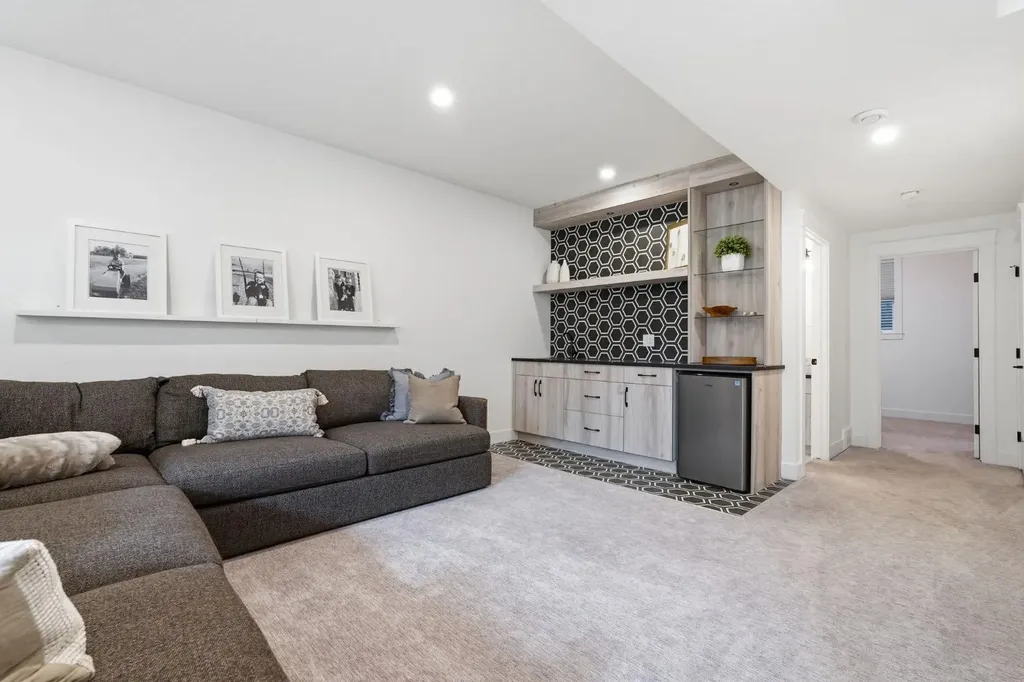 736 35 Street NW Calgary AB T2N 2Z5