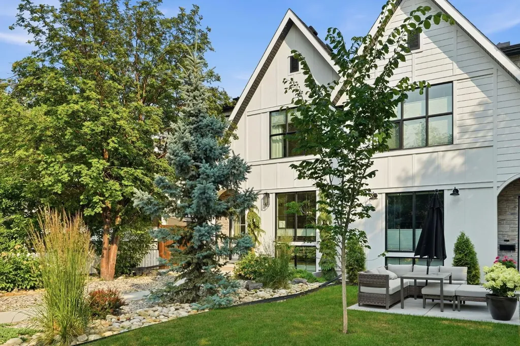 736 35 Street NW Calgary AB T2N 2Z5