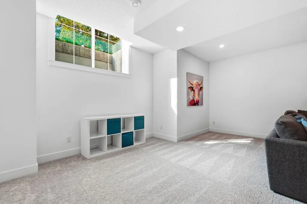 736 35 Street NW Calgary AB T2N 2Z5