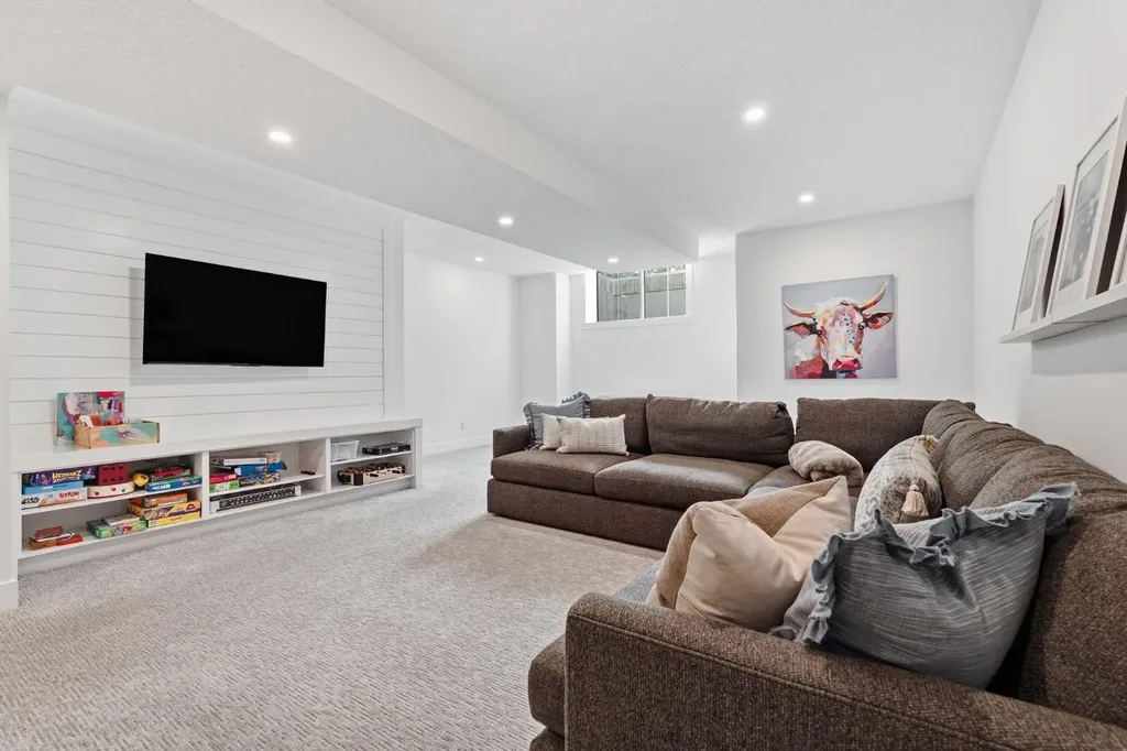 736 35 Street NW Calgary AB T2N 2Z5