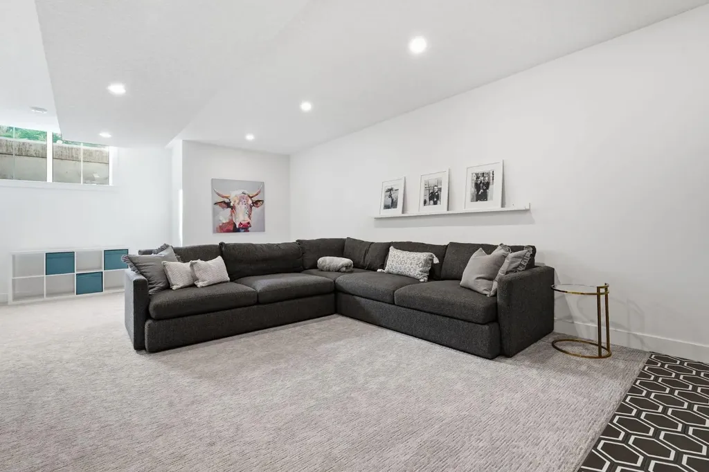 736 35 Street NW Calgary AB T2N 2Z5