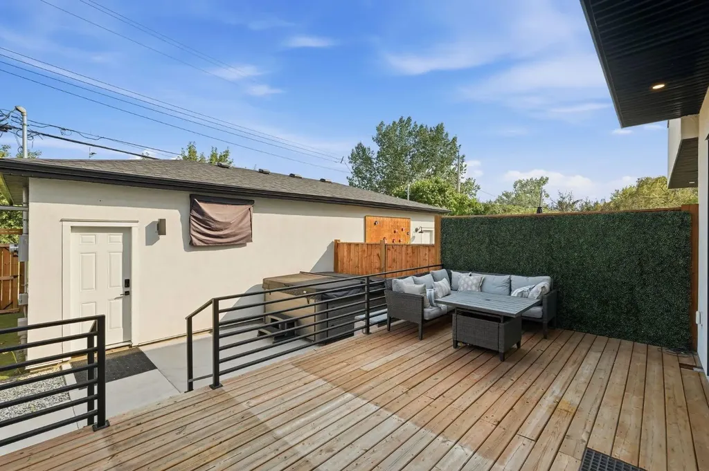 736 35 Street NW Calgary AB T2N 2Z5