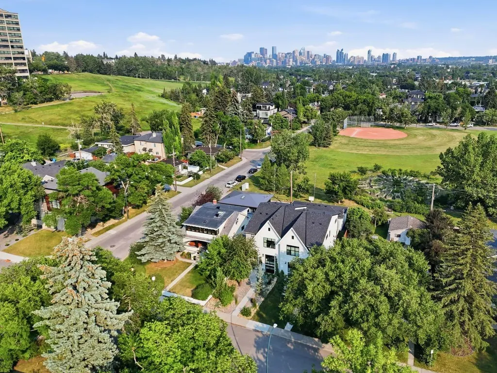 736 35 Street NW Calgary AB T2N 2Z5