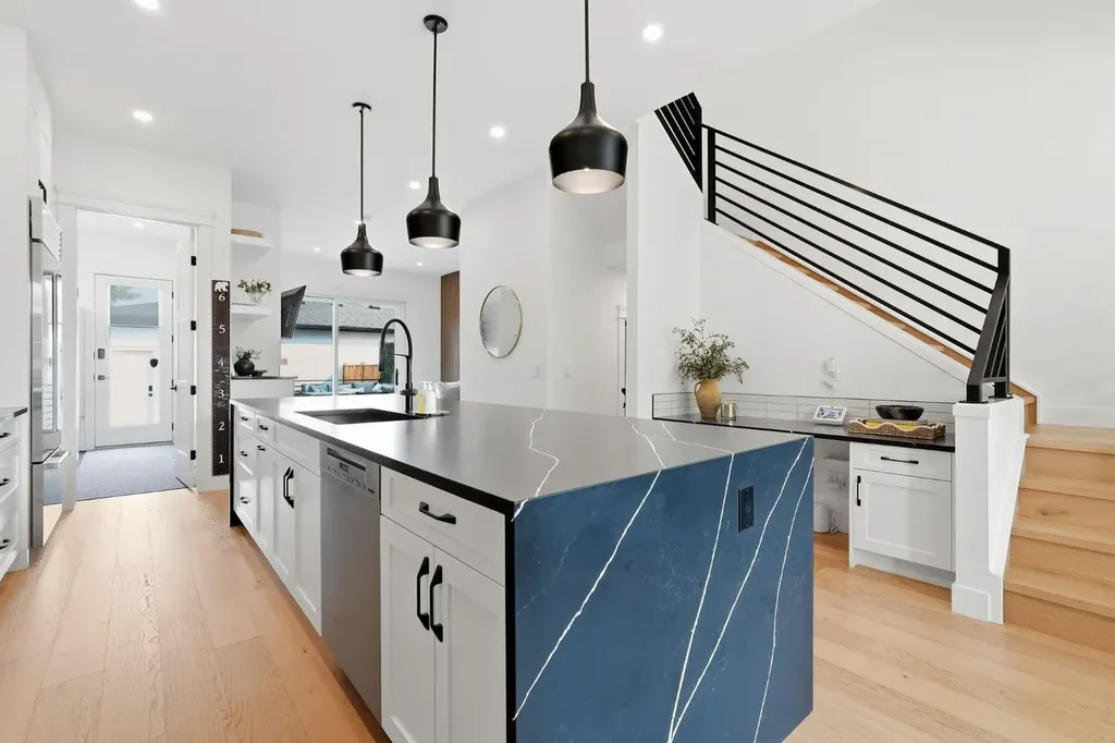 736 35 Street NW Calgary AB T2N 2Z5
