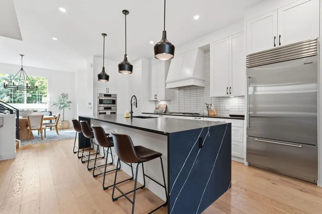 736 35 Street NW Calgary AB T2N 2Z5