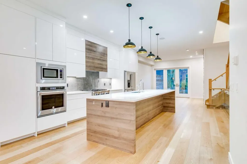 2039 44 Avenue SW Calgary AB T2T 2N9