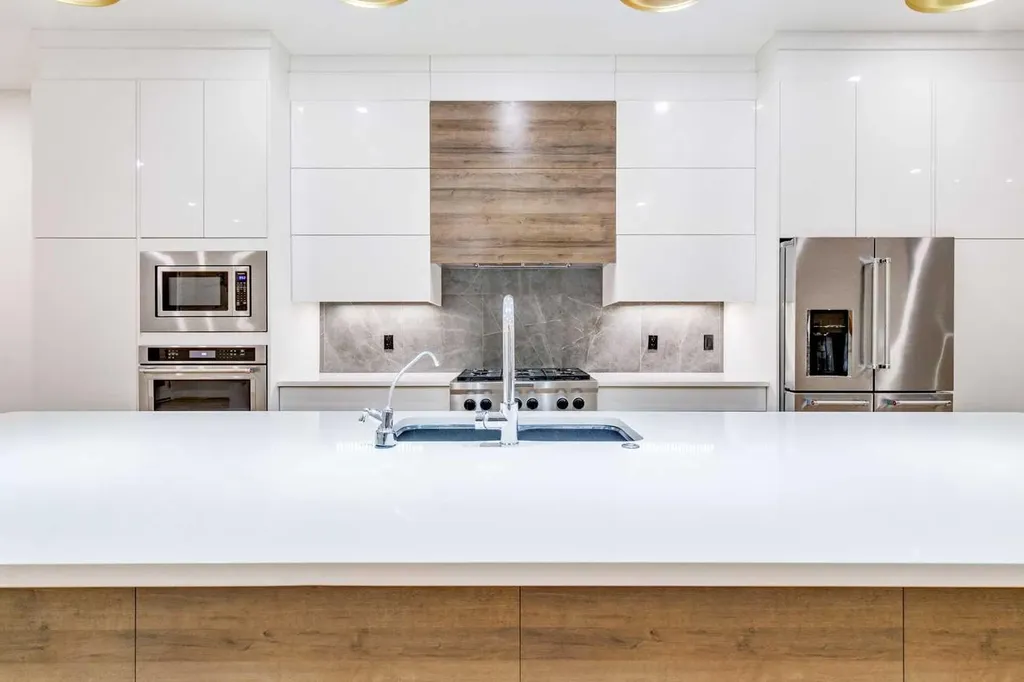 2039 44 Avenue SW Calgary AB T2T 2N9