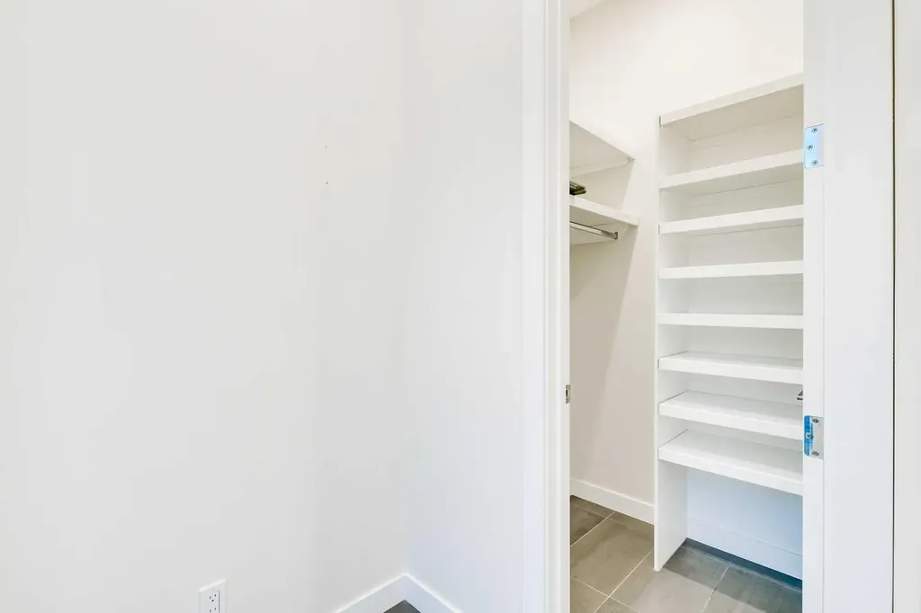 2039 44 Avenue SW Calgary AB T2T 2N9