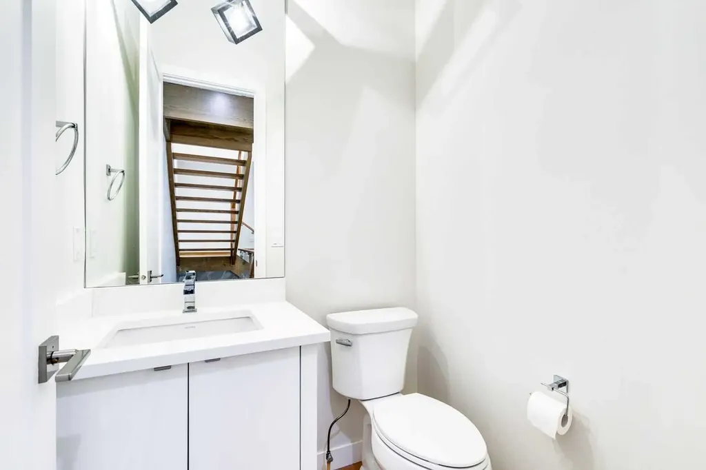 2039 44 Avenue SW Calgary AB T2T 2N9