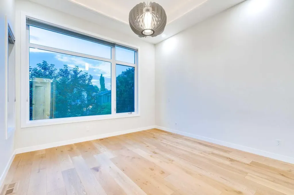 2039 44 Avenue SW Calgary AB T2T 2N9