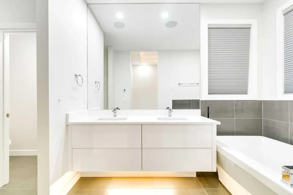 2039 44 Avenue SW Calgary AB T2T 2N9