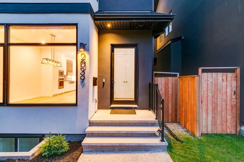 2039 44 Avenue SW Calgary AB T2T 2N9