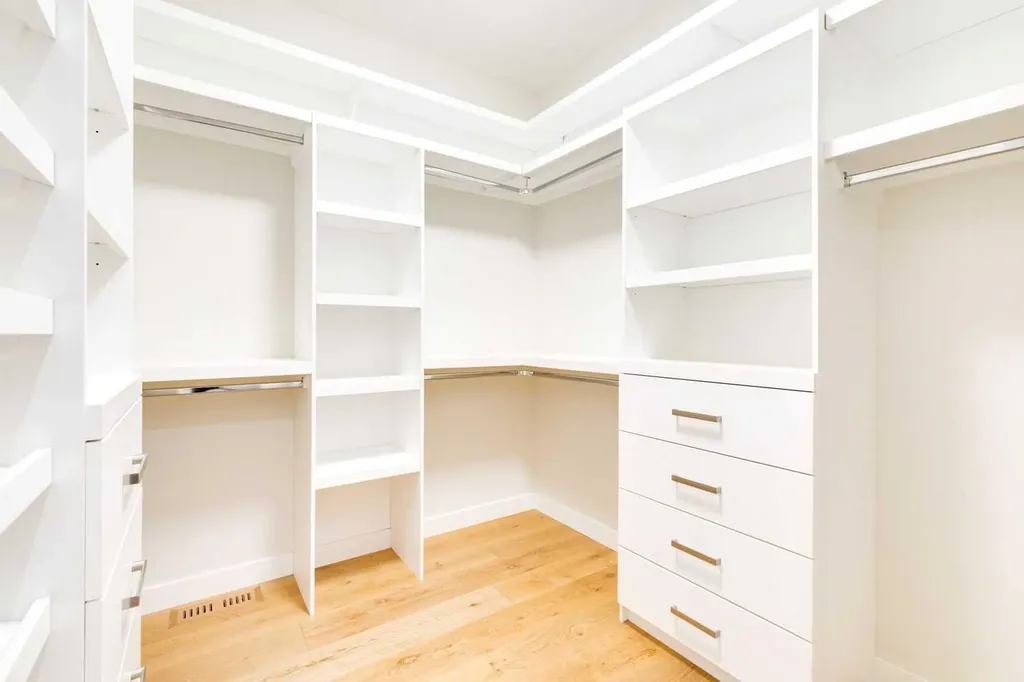2039 44 Avenue SW Calgary AB T2T 2N9