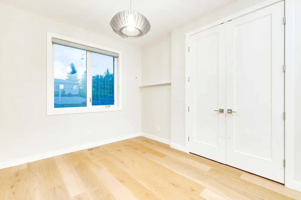 2039 44 Avenue SW Calgary AB T2T 2N9