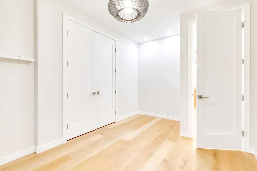 2039 44 Avenue SW Calgary AB T2T 2N9